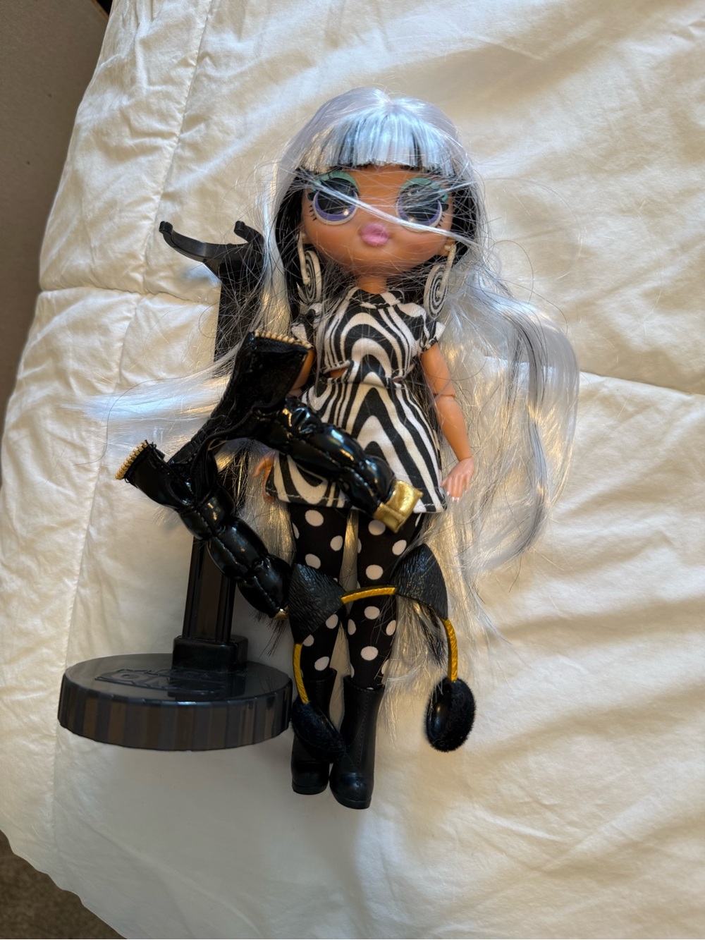 LOL Surprise OMG Lights Groovy Babe Fashion Doll